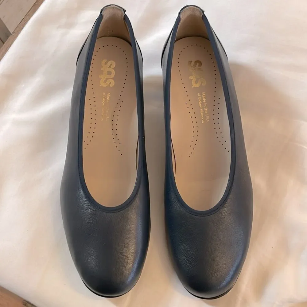SAS NAVY MILANO LEATHER PUMPS.  NEW IN BOX.   REGULAR PRICE $175